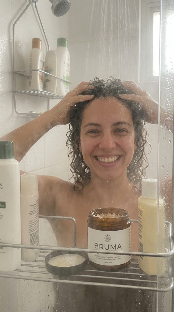 Llevaba meses buscando un producto que realmente me ayudara con la acumulación de residuos en el cuero cabelludo. Suelo usar muchos productos para peinar y sentía el cabello pesado, casi opaco. Desde la primera vez que usé este exfoliante capilar de Bruma, noté una diferencia increíble. La sensación de limpieza es profunda pero súper refrescante, y no irrita para nada, algo que me preocupaba porque mi piel es algo sensible. Me encanta que los ingredientes sean naturales y no agresivos. Después de un par de semanas de uso constante, mi cabello dura limpio mucho más tiempo, se siente ligero y tiene un brillo espectacular. ¡Definitivamente se volvió un paso indispensable en mi rutina de baño!