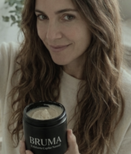 Compré el exfoliante porque últimamente sufría de un poco de resequedad y sensación de picor en el cuero cabelludo por los cambios de clima y el estrés. Había probado otros productos de supermercado que me dejaban el pelo súper áspero, pero con este la experiencia fue completamente distinta. Limpia a profundidad retirando todas las células muertas e impurezas de forma muy suave, respetando la hidratación natural de mi cabello. Deja una sensación de frescura que dura todo el día y equilibró mi cuero cabelludo por completo en solo tres usos. Mi pelo ahora se siente súper suelto, suave y sano. Valió cada peso invertido, ya voy por mi segundo envase.